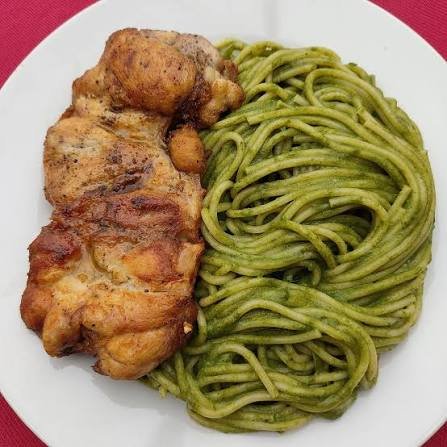 TALLARINES VERDES CON POLLO FRITO
